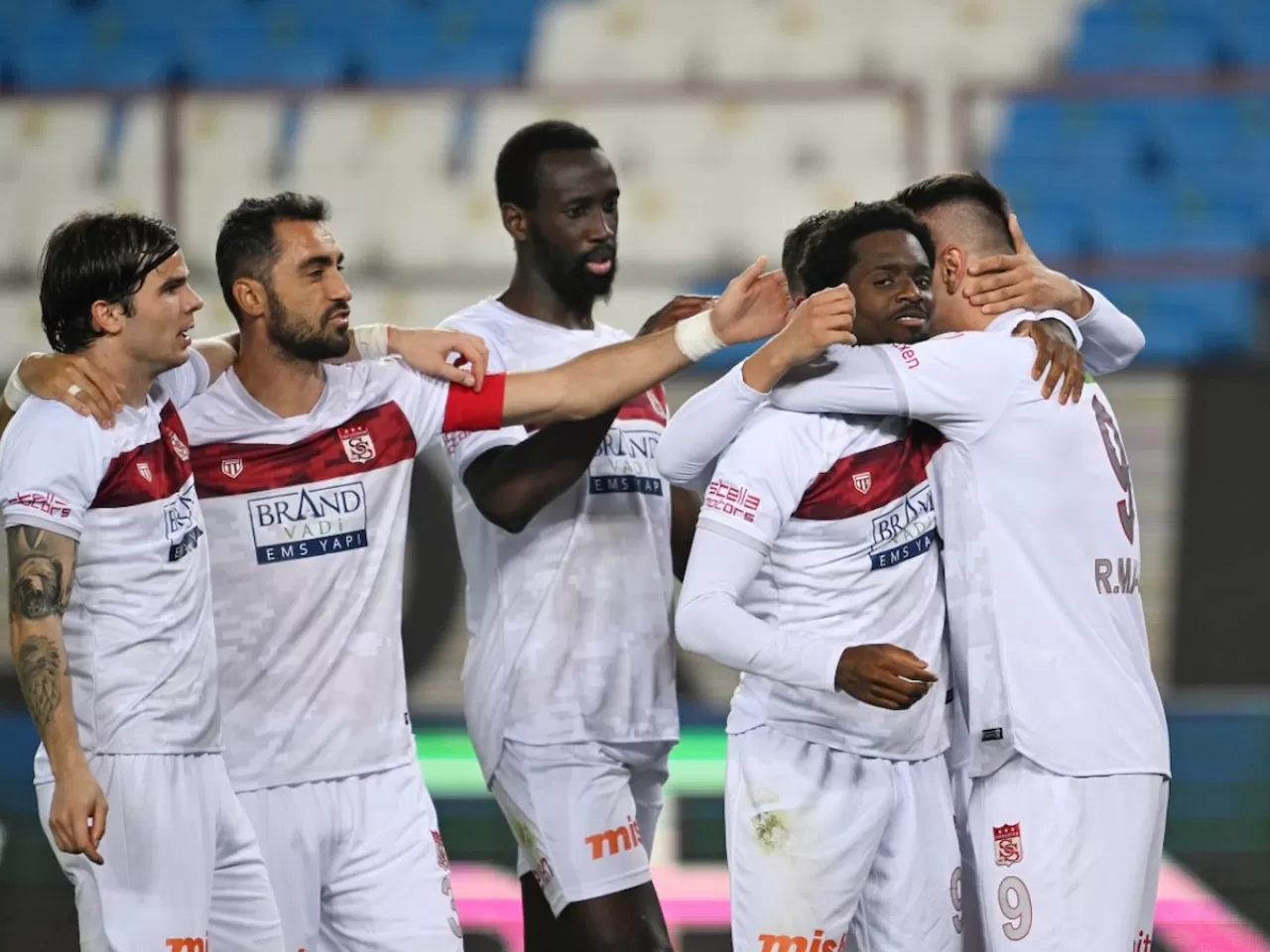 Sivasspor Kulübü'ne izinsiz para toplayan 2 kişi yakalandı ve tutuklandı.