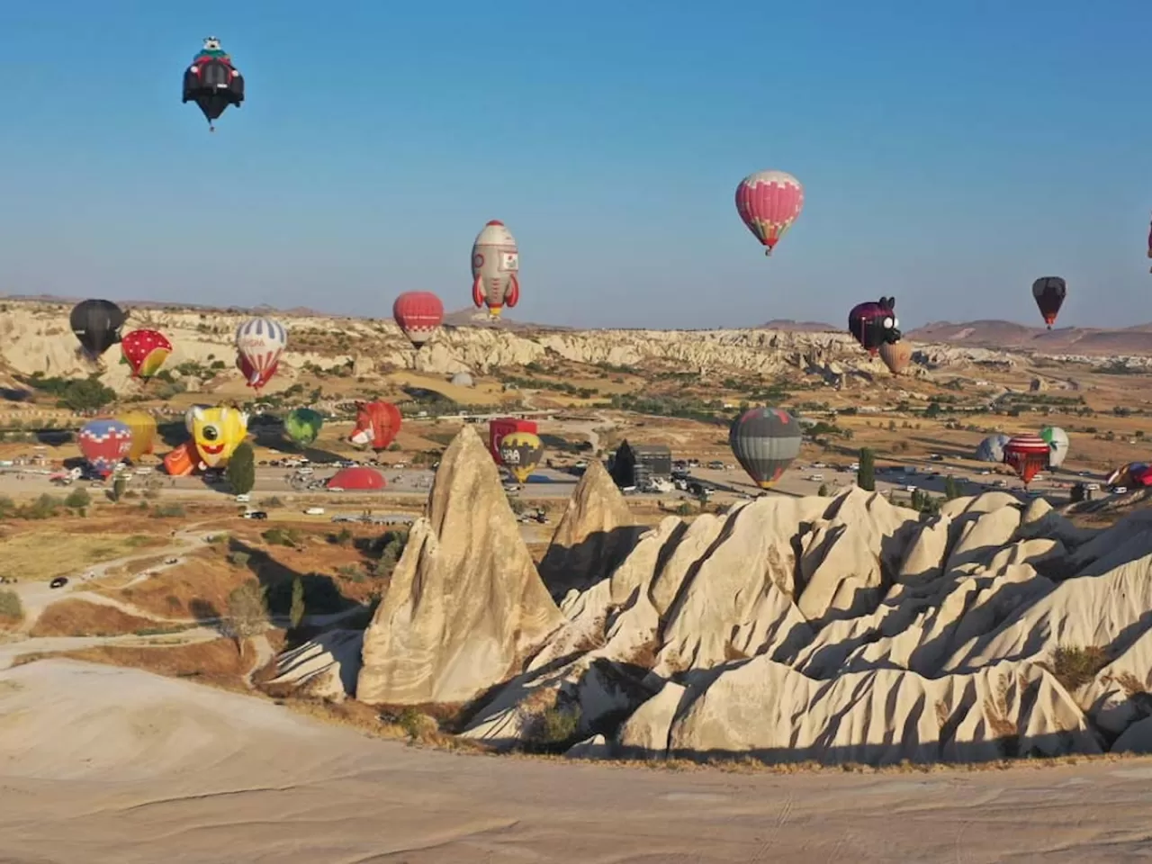 Kapadokya'da Renk Cümbüşü: Farklı Figürlerdeki Sıcacık Balonlar Gökyüzünde Dans Etti