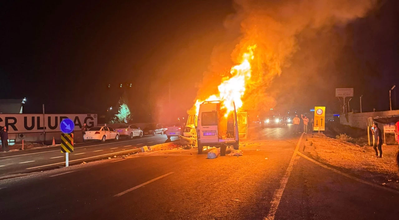 Diyarbakır'da kamyonet ile minibüs çarpıştı: 2'si çocuk, 11 yaralı