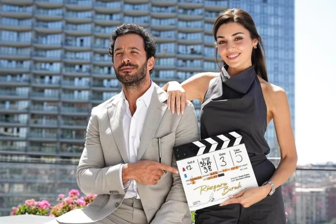 Barış Arduç ve Hande Erçel'in Yeni Filmi "Rüzgara Bırak" Sevgililer Günü Haftasında Netflix’te!