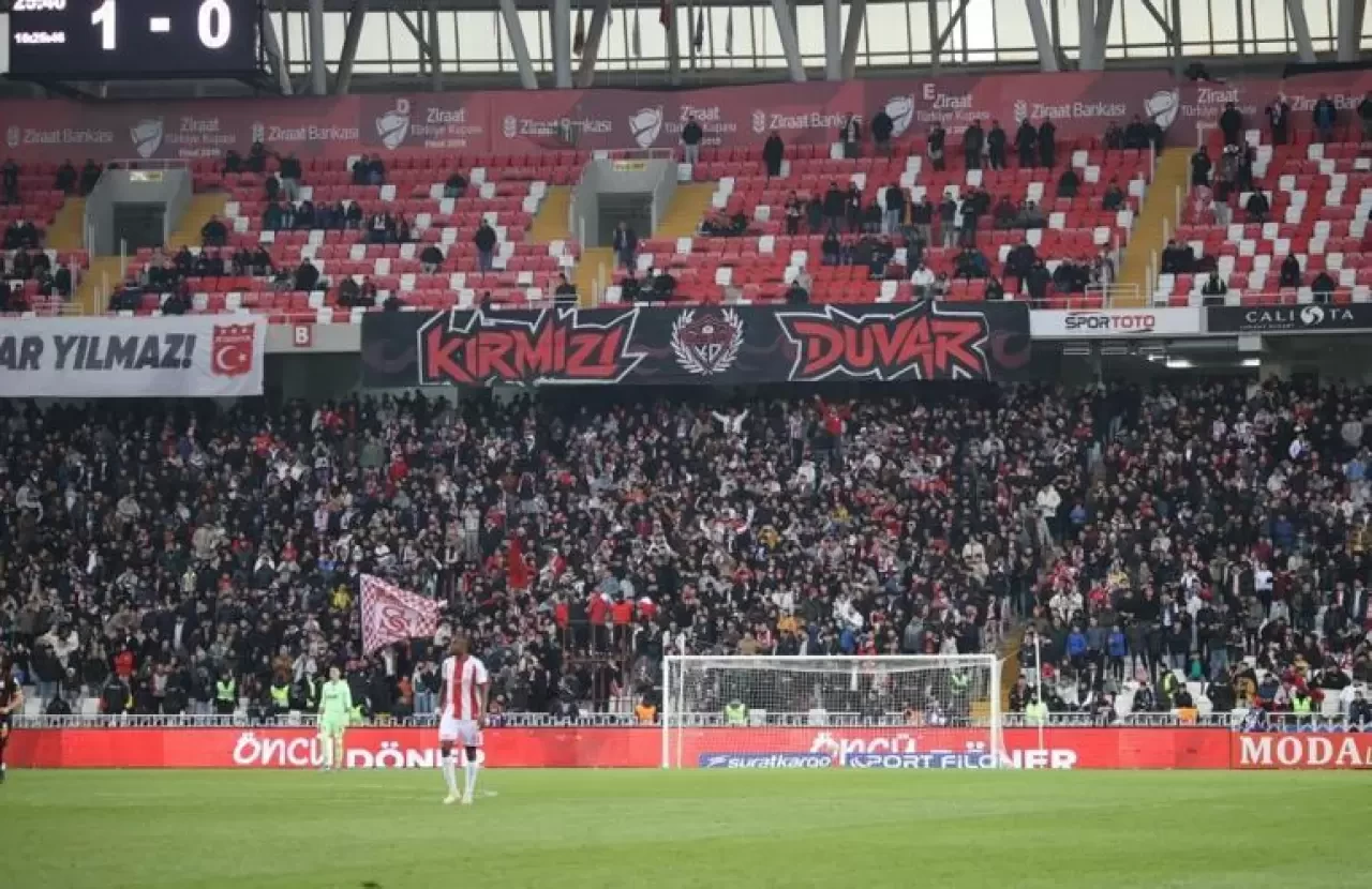 Sivas Deplasmanın da10 Kişiyle 3 Puan: Galatasaray Fenerbahçe ile Farkı 6’ya Çıkardı