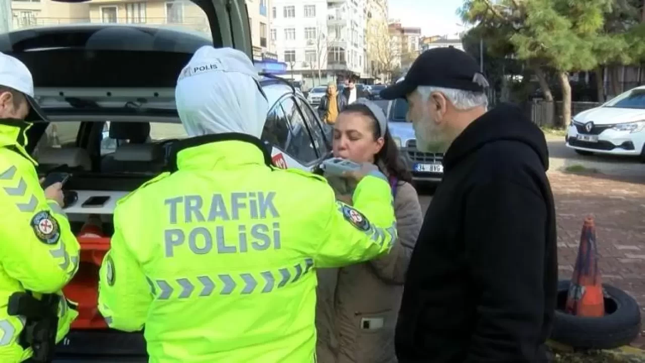 Pendik’te Korkunç Kaza: Sürücü Gazaya Basınca Marketi Devrip Geçti