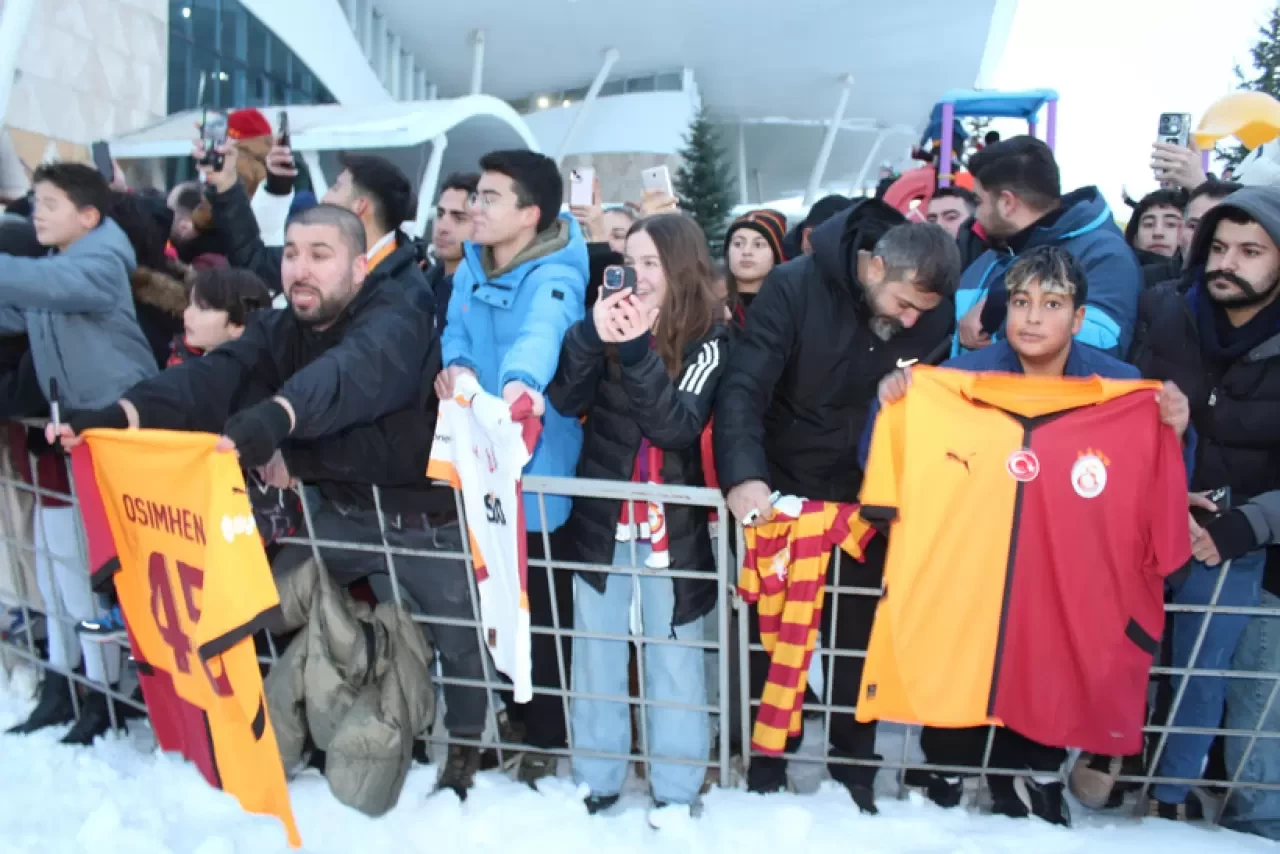 Okan Buruk ve Ekibine Sivas’ta Yoğun İlgi: Lider Galatasaray Oteline Hareket Etti