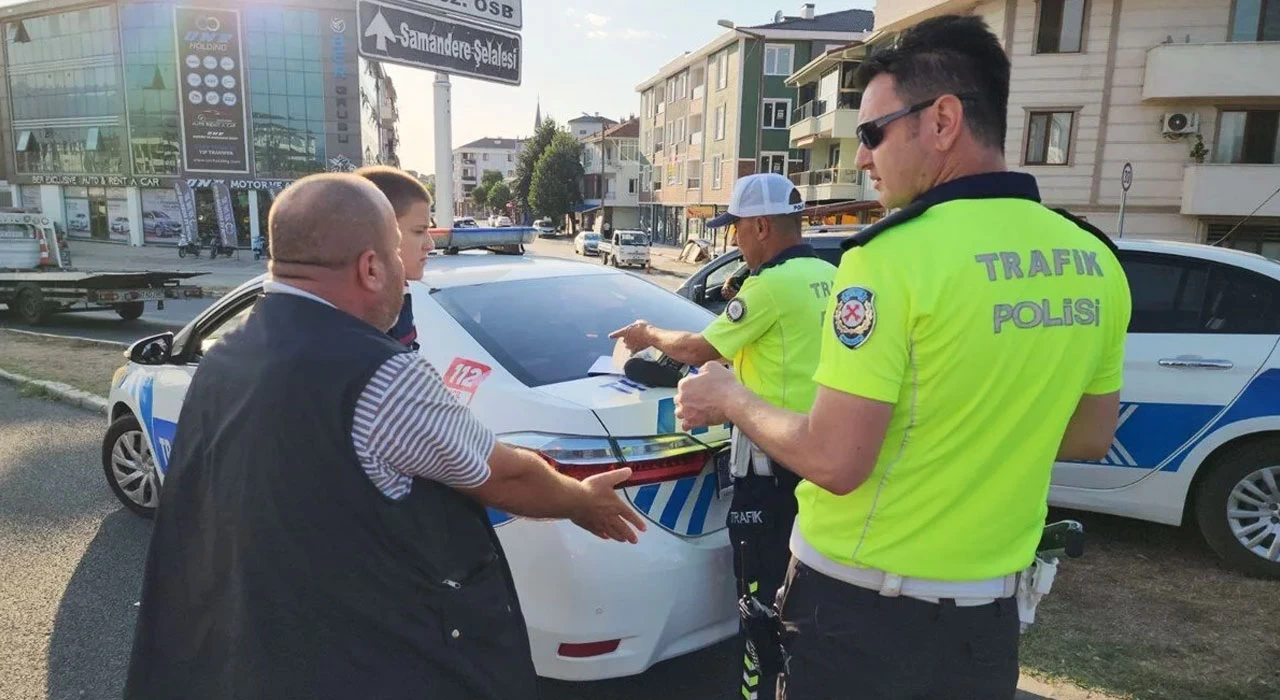 Polise kasksız yakalandı, öyle komik bir şey söyledi ki: 'Alo desem..'