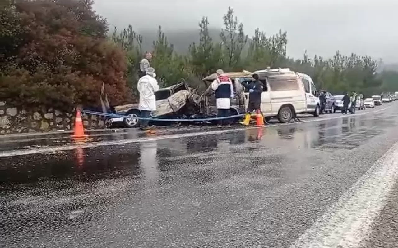 İzmir'de Feci Kaza: Minibüs ve Otomobil Çarpıştı, Yangın Çıktı