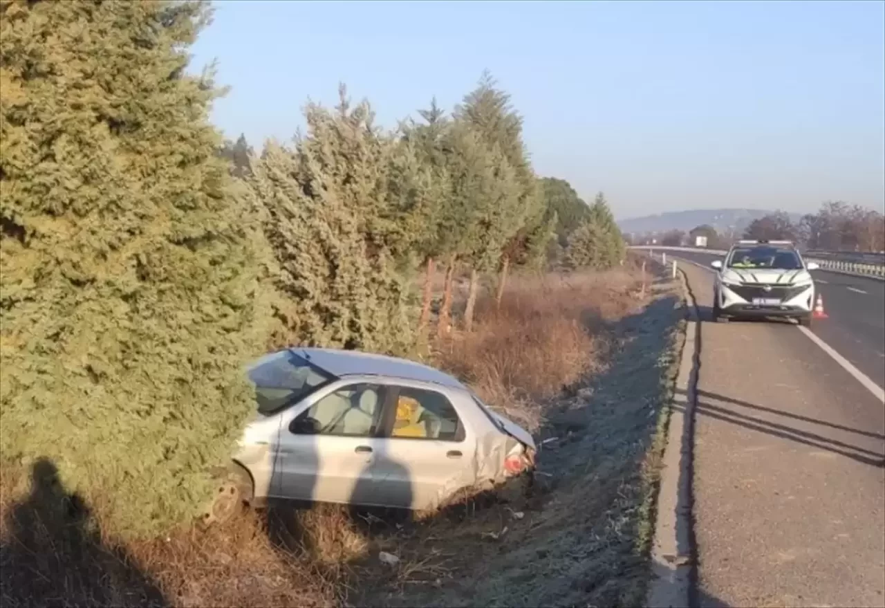 Akhisar'da Trafik Kazası: Sürüklenen Otomobil Şarampole Devrildi