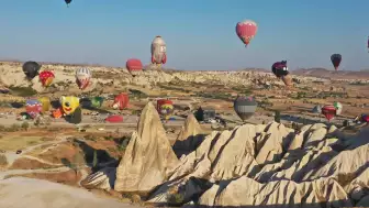 Kapadokya'da Renk Cümbüşü: Farklı Figürlerdeki Sıcacık Balonlar Gökyüzünde Dans Etti