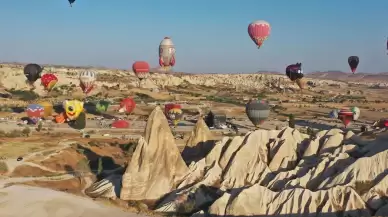 Kapadokya'da Renk Cümbüşü: Farklı Figürlerdeki Sıcacık Balonlar Gökyüzünde Dans Etti