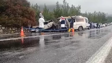 İzmir'de Feci Kaza: Minibüs ve Otomobil Çarpıştı, Yangın Çıktı