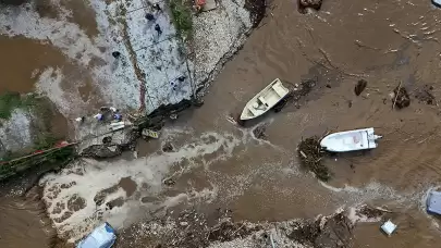 İzmir'de Şiddetli Sağanak Hayatı Olumsuz Etkiledi: Caddeler Suyla Doldu, Yol Çöktü ve Araçlar Denize Sürüklendi