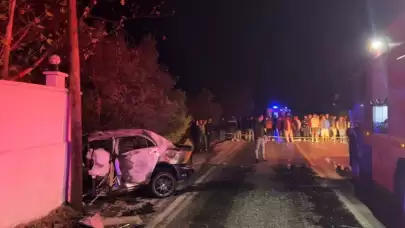 Kontrolden çıkan otomobil duvara çarpıp alev aldı: Sürücü yanarak can verdi!