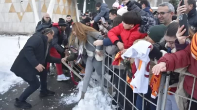 Galatasaraylı Osimhen’i Polis Kurtardı: Havalimanında Heyecanlı Anlar