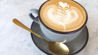 Flat White Kahvesi Hakkında Her Şey: Sert mi, Yumuşak mı?