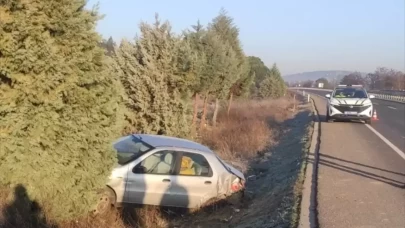 Akhisar'da Trafik Kazası: Sürüklenen Otomobil Şarampole Devrildi