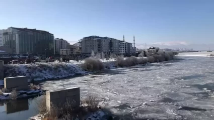 Ardahan’da Kura Nehri Dondu: Kışın Habercisi Buz Tutan Nehir