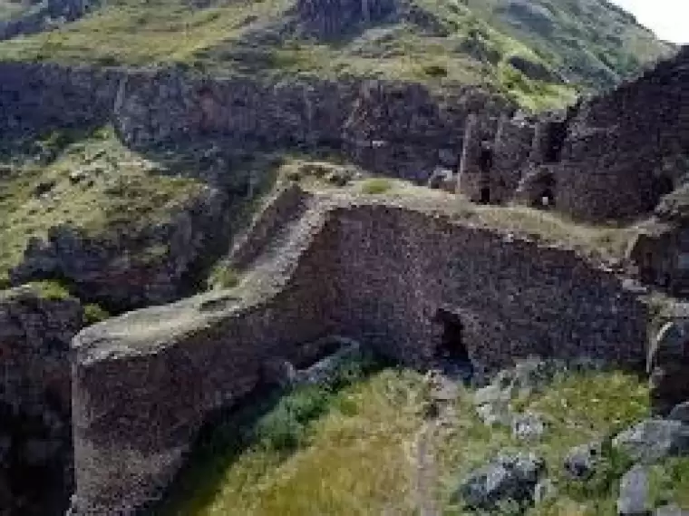 Doğal güzellikleri ve tarihi dokusuyla Şeytan Kalesi, her mevsim ziyaretçilerini büyülemeye devam ediyor. 1