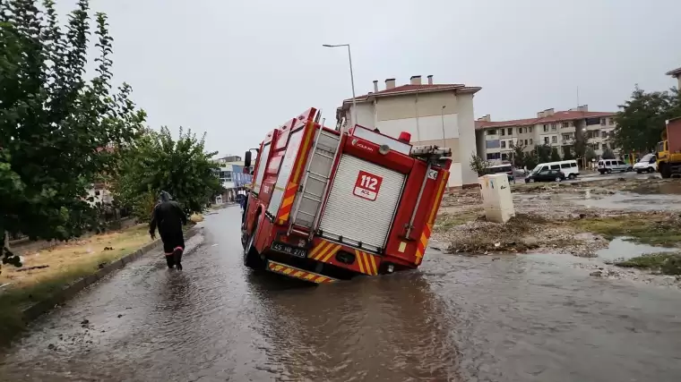 İzmir'de Şiddetli Sağanak Hayatı Olumsuz Etkiledi: Caddeler Suyla Doldu, Yol Çöktü ve Araçlar Denize Sürüklendi 7