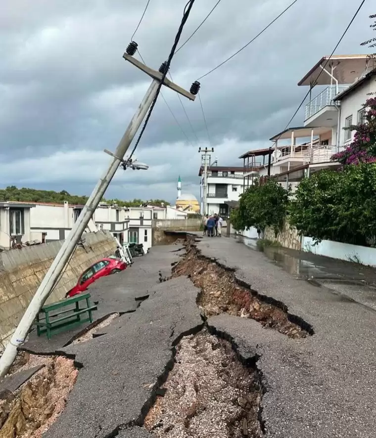 İzmir'de Şiddetli Sağanak Hayatı Olumsuz Etkiledi: Caddeler Suyla Doldu, Yol Çöktü ve Araçlar Denize Sürüklendi 6