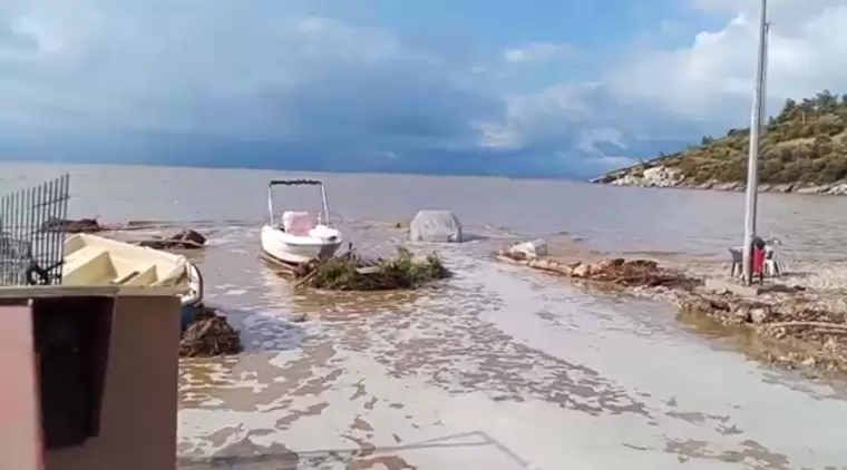 İzmir'de Şiddetli Sağanak Hayatı Olumsuz Etkiledi: Caddeler Suyla Doldu, Yol Çöktü ve Araçlar Denize Sürüklendi 4