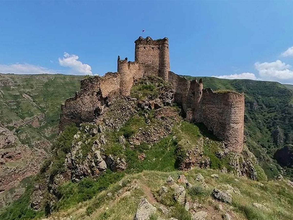 Doğal güzellikleri ve tarihi dokusuyla Şeytan Kalesi, her mevsim ziyaretçilerini büyülemeye devam ediyor.