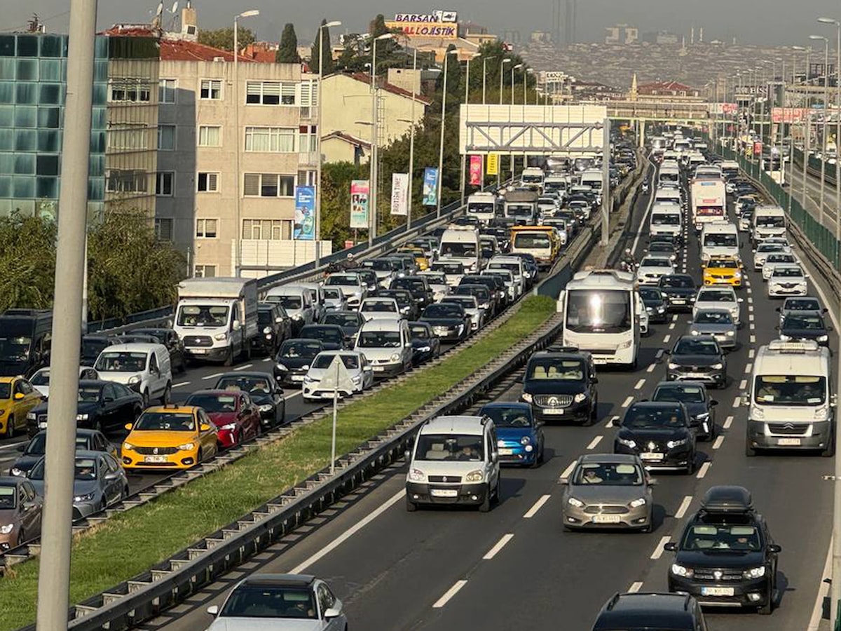 Okullar açıldı, İstanbul'da trafik kitlenme noktasına geldi: Yoğunluk yüzde 79'a ulaştı