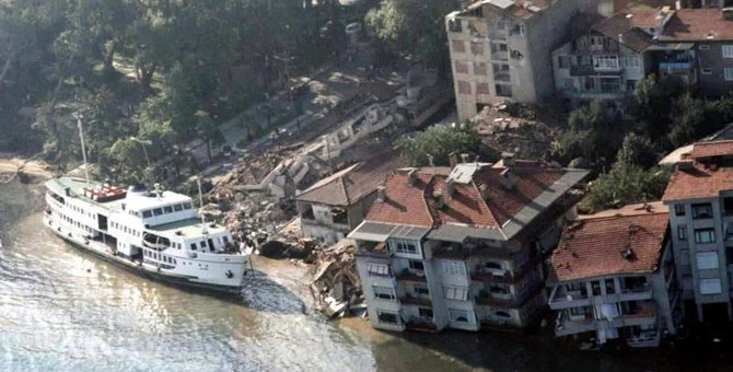 İstanbul depreminde tsunami tehdidi: 'Marmara'da 3 büyük çukur var'