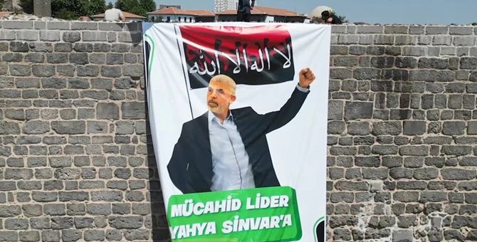 Diyarbakır'da Yahya Sinvar'ın Afişi Surlar Üzerinde: Hamas’a Destek Mesajı