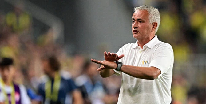 Ligde ilk sarı kartını gören Mourinho hakemin elini sıktı