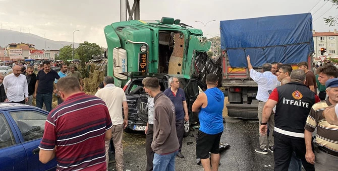 Freni patlayan TIR dehşet saçtı: 2 ölü, 3'ü ağır 12 yaralı